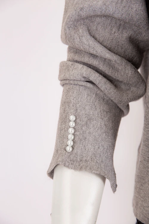 بلوفر نسائي شتوي لون رصاصي بياقة عالية مزينة باللؤلؤ و بأكمام بفتحات قصيرة مزينة باللؤلؤ