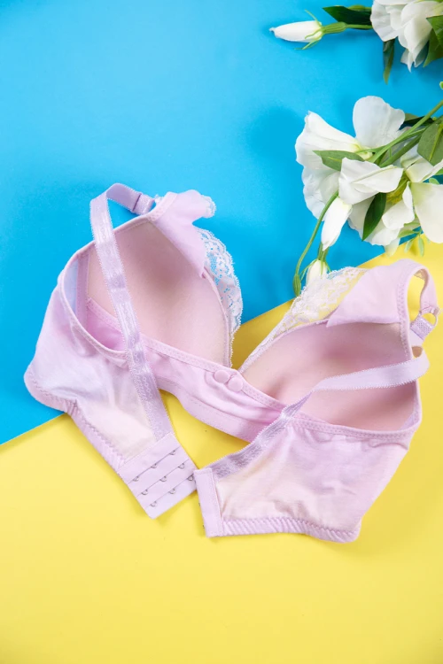 صدرية نسائي مبطنة لون وردي مزينة بدانتيل و أزرار من الأمام و بأحزمة قابلة للتعديل من الخلف