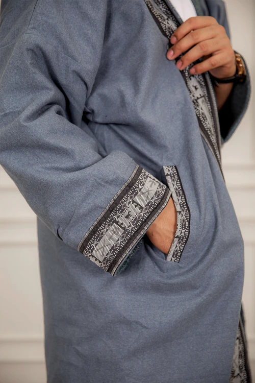 فروه شتوي رجالي وجهين دبل فيس بقبعة و جيوب من الأمام بتصميم تراثي