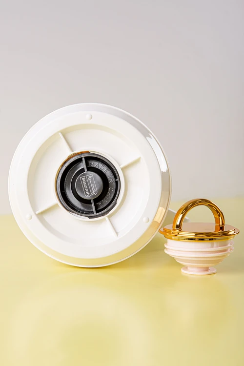 ترمس قهوة أو شاي لون أبيض ذو غطاء ذهبي لامع حافظ للحرارة بسعة 1 لتر