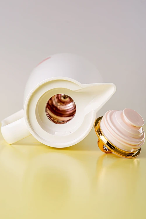 ترمس قهوة أو شاي لون أبيض ذو غطاء ذهبي لامع حافظ للحرارة بسعة 1 لتر