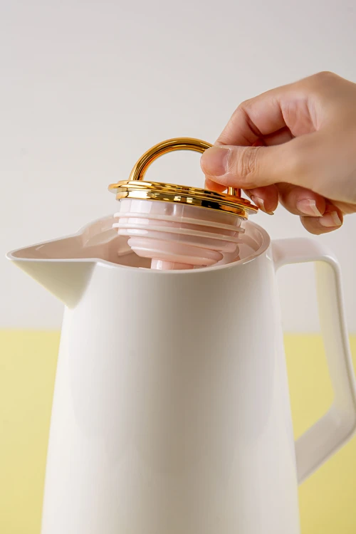 ترمس قهوة أو شاي لون أبيض ذو غطاء ذهبي لامع حافظ للحرارة بسعة 1 لتر