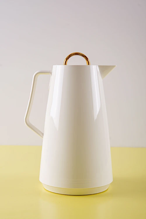 ترمس قهوة أو شاي لون أبيض ذو غطاء ذهبي لامع حافظ للحرارة بسعة 1 لتر