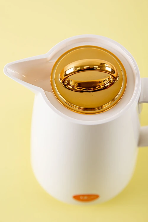 ترمس قهوة أو شاي لون أبيض ذو غطاء ذهبي لامع حافظ للحرارة بسعة 1 لتر