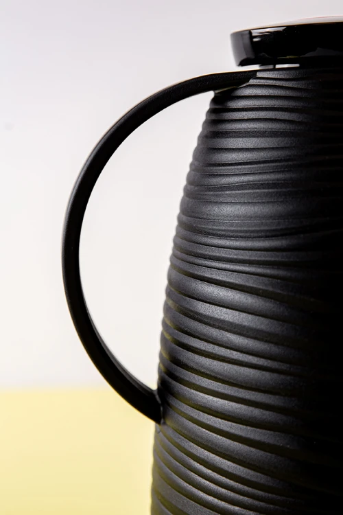 ترمس قهوة أو شاي لون أسود مموج حافظ للحرارة بسعة 2 لتر