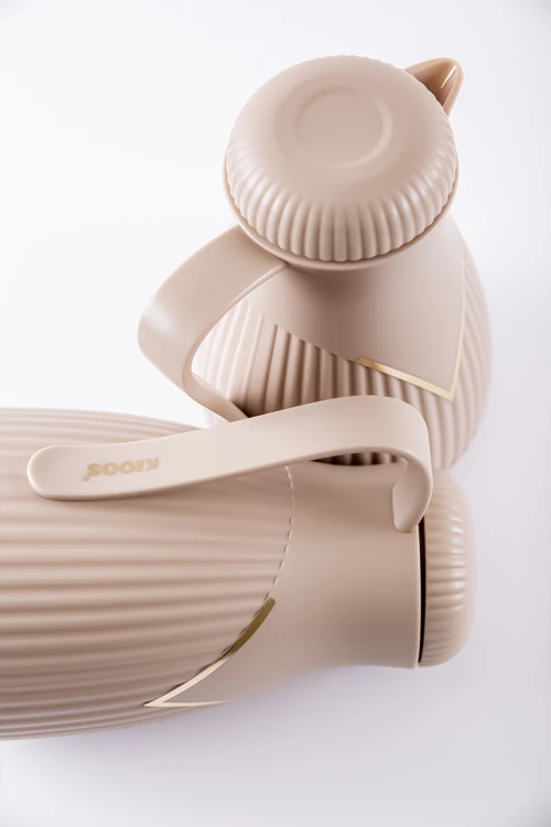 طقم 2 ترامس للقهوة و الشاي لون بيج مزين باللون الذهبي حافظ للحرارة بسعة 1.6 لتر