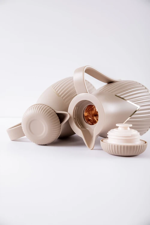 طقم 2 ترامس للقهوة و الشاي لون بيج مزين باللون الذهبي حافظ للحرارة بسعة 1.6 لتر