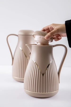 طقم 2 ترامس للقهوة و الشاي لون بيج مزين باللون الذهبي حافظ للحرارة بسعة 1.6 لتر 