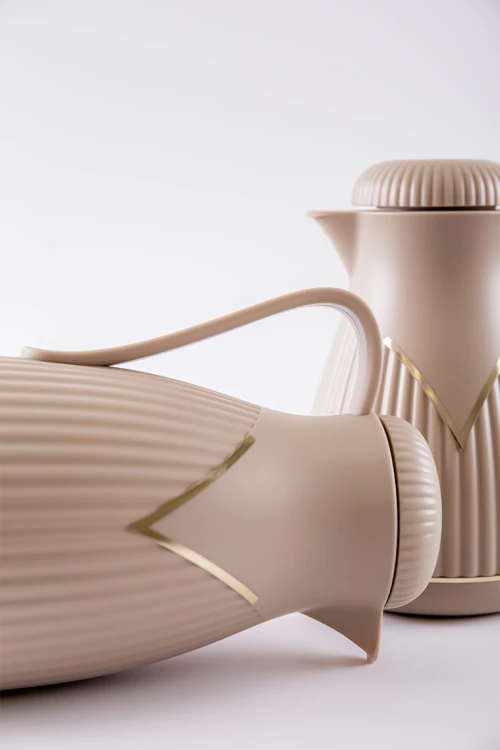 طقم 2 ترامس للقهوة و الشاي لون بيج مزين باللون الذهبي حافظ للحرارة بسعة 1.6 لتر