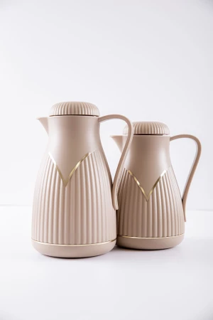 طقم 2 ترامس للقهوة و الشاي لون بيج مزين باللون الذهبي حافظ للحرارة بسعة 1.6 لتر 