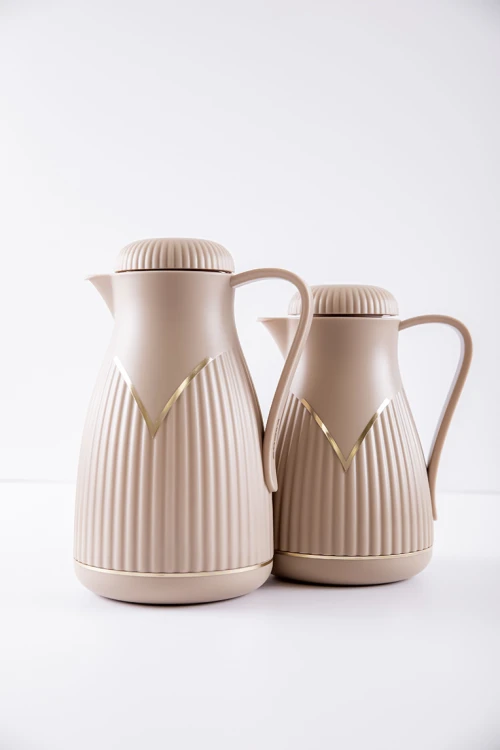 طقم 2 ترامس للقهوة و الشاي لون بيج مزين باللون الذهبي حافظ للحرارة بسعة 1.6 لتر