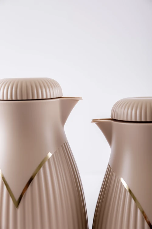 طقم 2 ترامس للقهوة و الشاي لون بيج مزين باللون الذهبي حافظ للحرارة بسعة 1.6 لتر