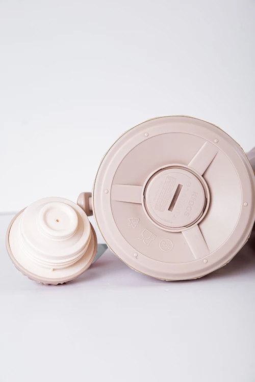 طقم 2 ترامس للقهوة و الشاي لون بيج مزين باللون الذهبي حافظ للحرارة بسعة 1.6 لتر