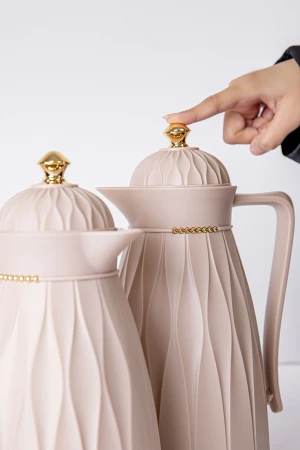 طقم 2 ترامس للقهوة و الشاي لون بيج مزين باللون الذهبي حافظ للحرارة بسعة 1.6 لتر 