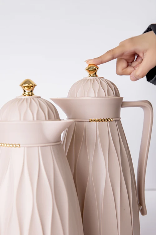 طقم 2 ترامس للقهوة و الشاي لون بيج مزين باللون الذهبي حافظ للحرارة بسعة 1.6 لتر