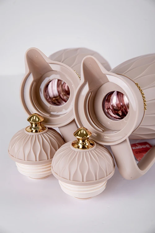 طقم 2 ترامس للقهوة و الشاي لون بيج مزين باللون الذهبي حافظ للحرارة بسعة 1.6 لتر