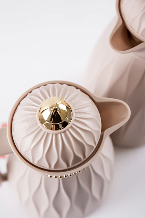 طقم 2 ترامس للقهوة و الشاي لون بيج مزين باللون الذهبي حافظ للحرارة بسعة 1.6 لتر