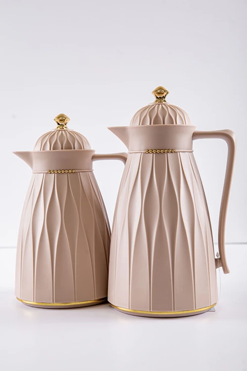 طقم 2 ترامس للقهوة و الشاي لون بيج مزين باللون الذهبي حافظ للحرارة بسعة 1.6 لتر