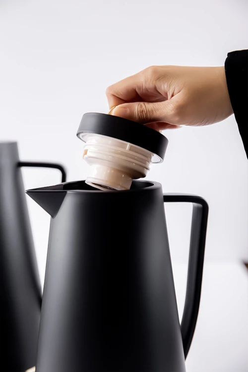 طقم 2 ترامس للقهوة و الشاي لون أسود مزين باللون الذهبي حافظ للحرارة بسعة 1.6 لتر