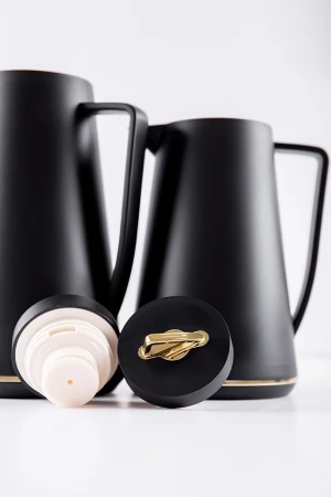 طقم 2 ترامس للقهوة و الشاي لون أسود مزين باللون الذهبي حافظ للحرارة بسعة 1.6 لتر 