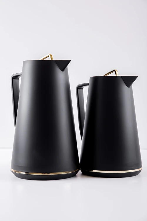 طقم 2 ترامس للقهوة و الشاي لون أسود مزين باللون الذهبي حافظ للحرارة بسعة 1.6 لتر