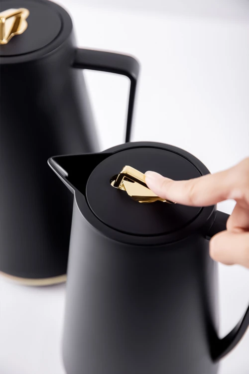 طقم 2 ترامس للقهوة و الشاي لون أسود مزين باللون الذهبي حافظ للحرارة بسعة 1.6 لتر