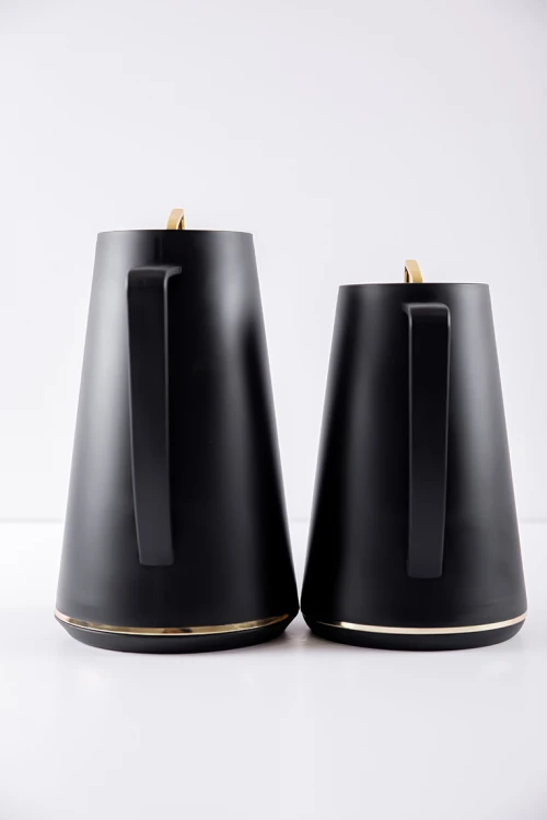 طقم 2 ترامس للقهوة و الشاي لون أسود مزين باللون الذهبي حافظ للحرارة بسعة 1.6 لتر