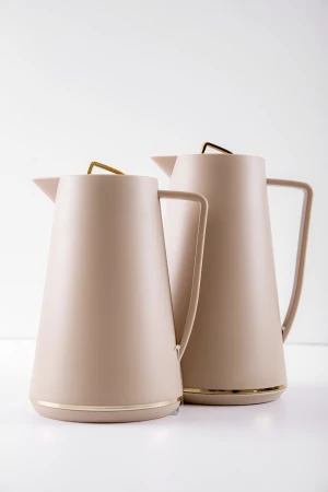 طقم 2 ترامس للقهوة و الشاي لون بيج مزين باللون الذهبي حافظ للحرارة بسعة 1.6 لتر 