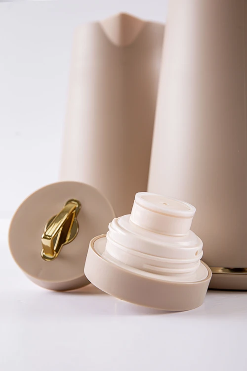 طقم 2 ترامس للقهوة و الشاي لون بيج مزين باللون الذهبي حافظ للحرارة بسعة 1.6 لتر