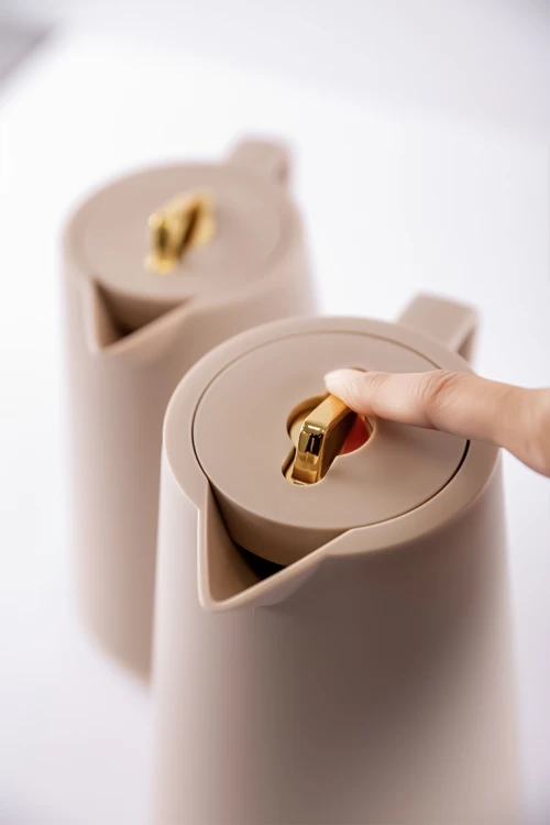 طقم 2 ترامس للقهوة و الشاي لون بيج مزين باللون الذهبي حافظ للحرارة بسعة 1.6 لتر