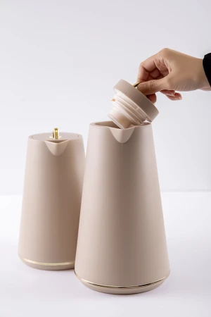 طقم 2 ترامس للقهوة و الشاي لون بيج مزين باللون الذهبي حافظ للحرارة بسعة 1.6 لتر 