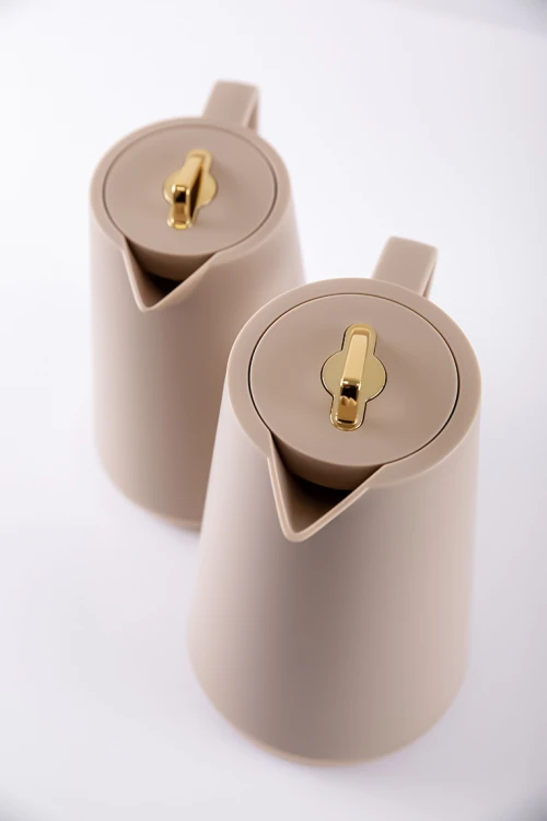 طقم 2 ترامس للقهوة و الشاي لون بيج مزين باللون الذهبي حافظ للحرارة بسعة 1.6 لتر