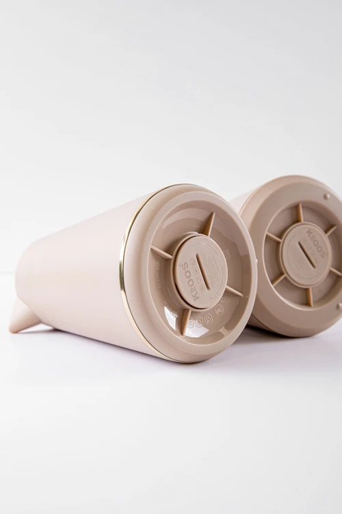 طقم 2 ترامس للقهوة و الشاي لون بيج مزين باللون الذهبي حافظ للحرارة بسعة 1.6 لتر