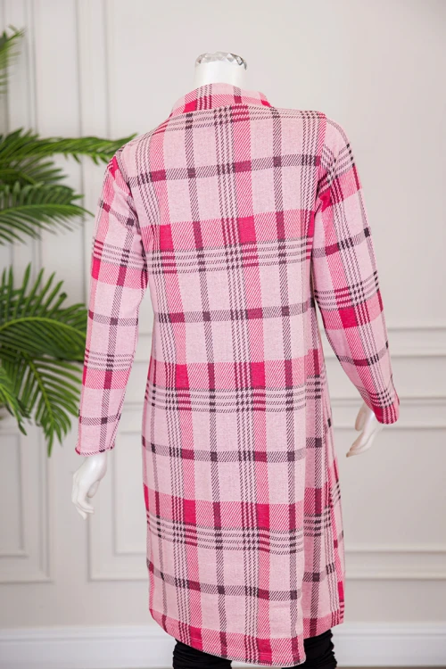 قميص نسائي شتوي ميدي لون وردي كاروهات ياقة عالية بحبل و كتابة من الأمام ذو أكمام طويلة