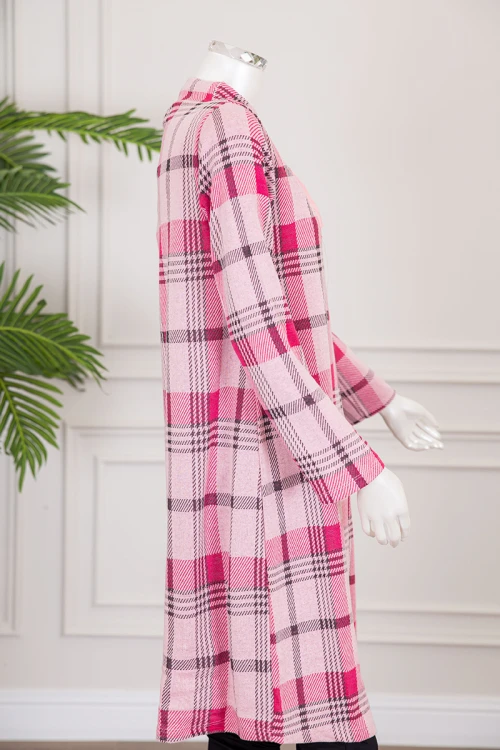 قميص نسائي شتوي ميدي لون وردي كاروهات ياقة عالية بحبل و كتابة من الأمام ذو أكمام طويلة