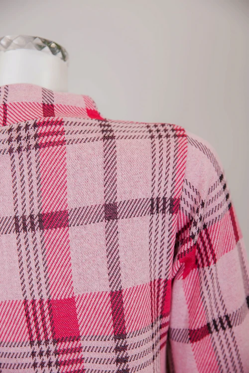 قميص نسائي شتوي ميدي لون وردي كاروهات ياقة عالية بحبل و كتابة من الأمام ذو أكمام طويلة