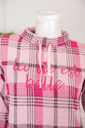 قميص نسائي شتوي ميدي لون وردي كاروهات ياقة عالية بحبل و كتابة من الأمام ذو أكمام طويلة 