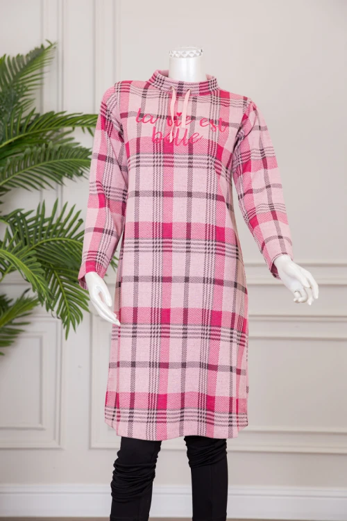 قميص نسائي شتوي ميدي لون وردي كاروهات ياقة عالية بحبل و كتابة من الأمام ذو أكمام طويلة