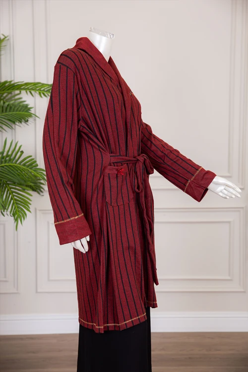 روب نسائي شتوي ميدي لون عودي مخطط باللون الأسود بجيوب من الأمام و بحبل في الخصر ذو أكمام طويلة