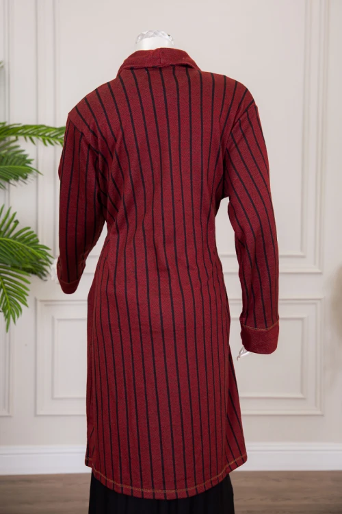 روب نسائي شتوي ميدي لون عودي مخطط باللون الأسود بجيوب من الأمام و بحبل في الخصر ذو أكمام طويلة