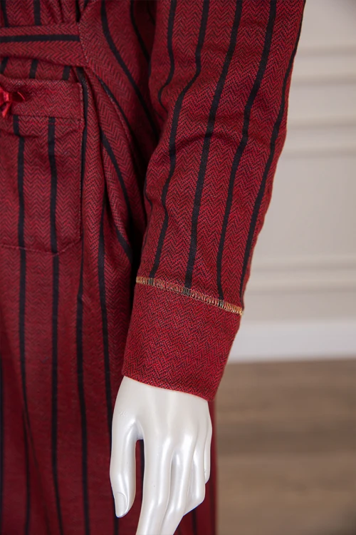 روب نسائي شتوي ميدي لون عودي مخطط باللون الأسود بجيوب من الأمام و بحبل في الخصر ذو أكمام طويلة