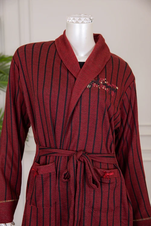 روب نسائي شتوي ميدي لون عودي مخطط باللون الأسود بجيوب من الأمام و بحبل في الخصر ذو أكمام طويلة