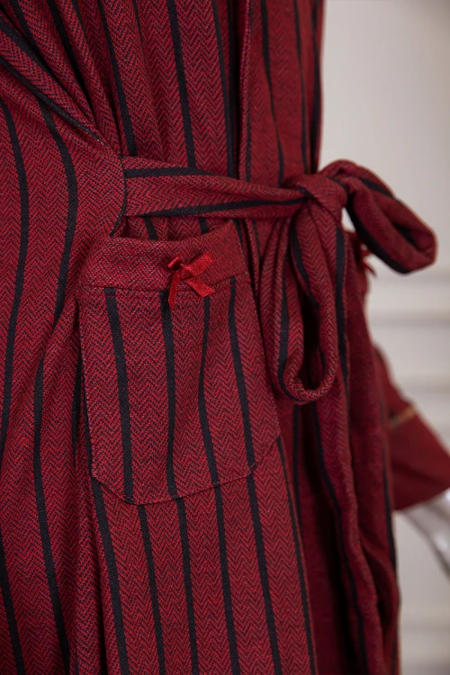 روب نسائي شتوي ميدي لون عودي مخطط باللون الأسود بجيوب من الأمام و بحبل في الخصر ذو أكمام طويلة