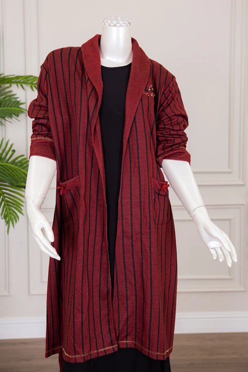 روب نسائي شتوي ميدي لون عودي مخطط باللون الأسود بجيوب من الأمام و بحبل في الخصر ذو أكمام طويلة