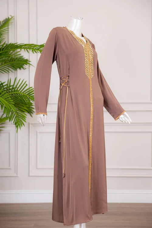جلابية نسائية لون بني بتطريز ذهبي ذو أكمام طويلة و رباط من الجانبين