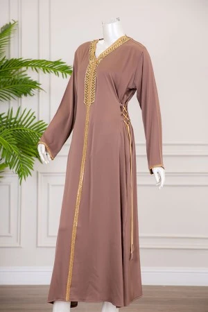 جلابية نسائية لون بني بتطريز ذهبي ذو أكمام طويلة و رباط من الجانبين 
