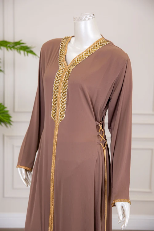 جلابية نسائية لون بني بتطريز ذهبي ذو أكمام طويلة و رباط من الجانبين