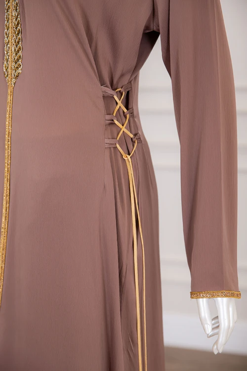 جلابية نسائية لون بني بتطريز ذهبي ذو أكمام طويلة و رباط من الجانبين