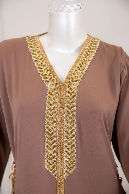 جلابية نسائية لون بني بتطريز ذهبي ذو أكمام طويلة و رباط من الجانبين