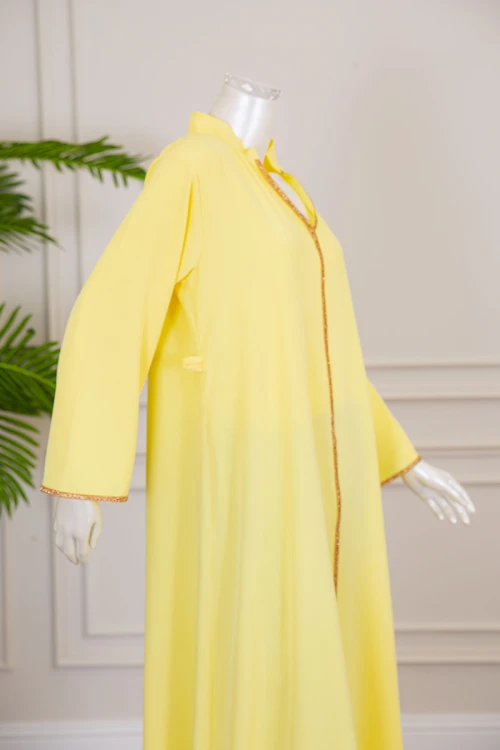 جلابية نسائية لون أصفر بتطريز ذهبي ياقة عالية مع قصة سبعة ذو أكمام طويلة